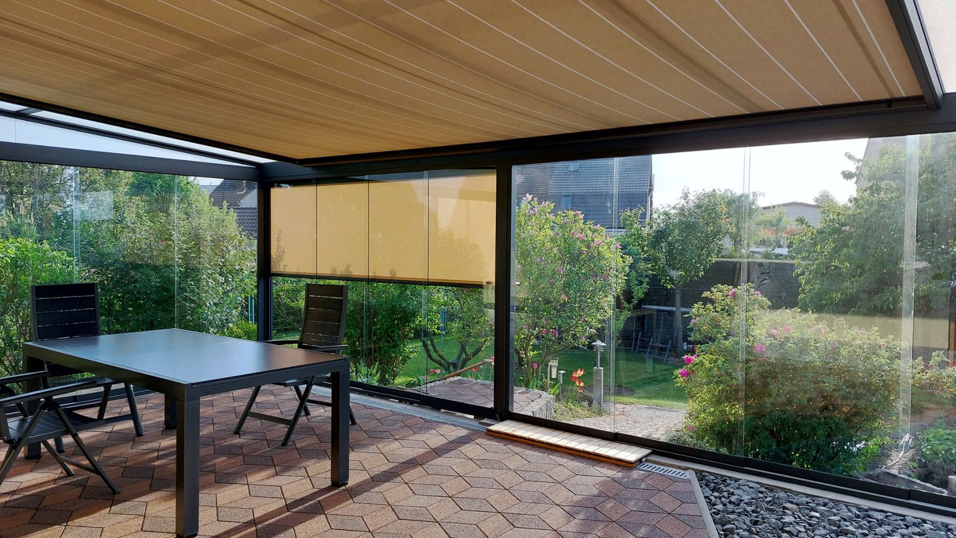 Terrassendach geschlossen mit Glasschiebewänden